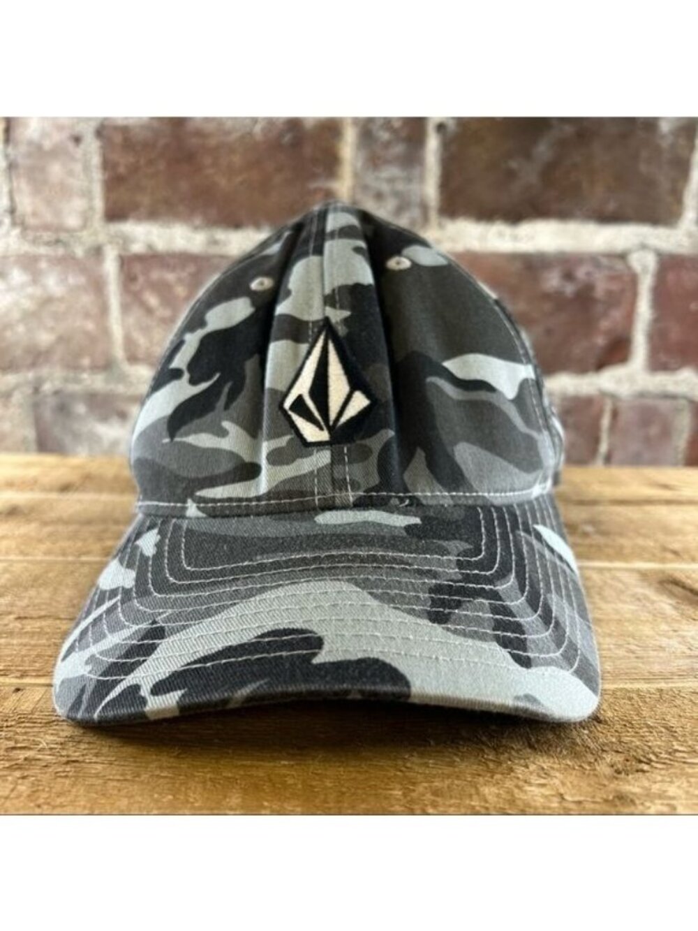 VOLCOM Hat Cap Stretch Fit Curve Brim FlexFit Black Gray Camo Sz S/M